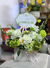 Lẵng hoa nhỏ để bàn màu xanh lá cây