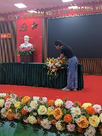 Hoa để bàn đại biểu