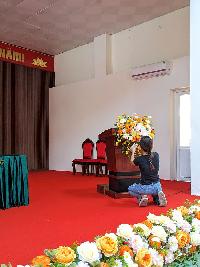 Hoa để bục phát biểu