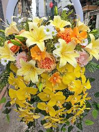 Hoa để bục phát biểu tone màu vàng