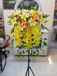 Hoa để bục phát biểu tone màu vàng