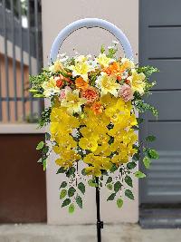 Hoa để bục phát biểu tone màu vàng