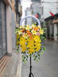 Hoa để bục phát biểu tone màu vàng