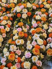 Hoa trang trí bảng hiệu sự kiện