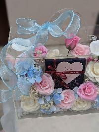 Hộp hoa mi ca trong suốt kèm quà tặng