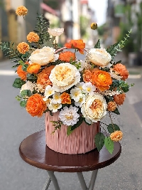 Lẵng hoa lụa màu cam sáng nhẹ nhàng