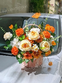 Lẵng hoa lụa màu cam sáng nhẹ nhàng