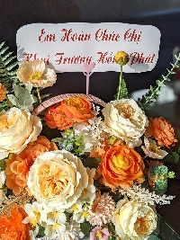 Lẵng hoa lụa màu cam sáng nhẹ nhàng