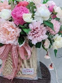 Lẵng hoa lụa thiết kế tone màu hồng tươi