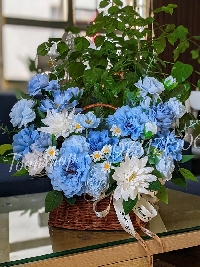 Lẵng hoa lụa màu xanh dương cỡ vừa