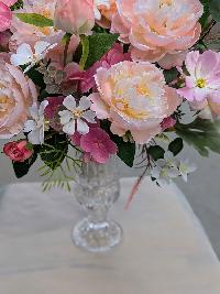 Lọ hoa lụa đẹp bày kệ tivi