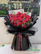 Bó hoa hông sáp màu đỏ giấy gói đen lãng mạn