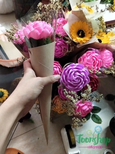 Bó hoa hồng xoắn giấy nhún 1 bông