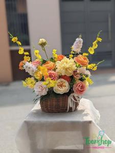 Giỏ hoa lụa tone vàng cỡ vừa mừng khai trương, tân gia