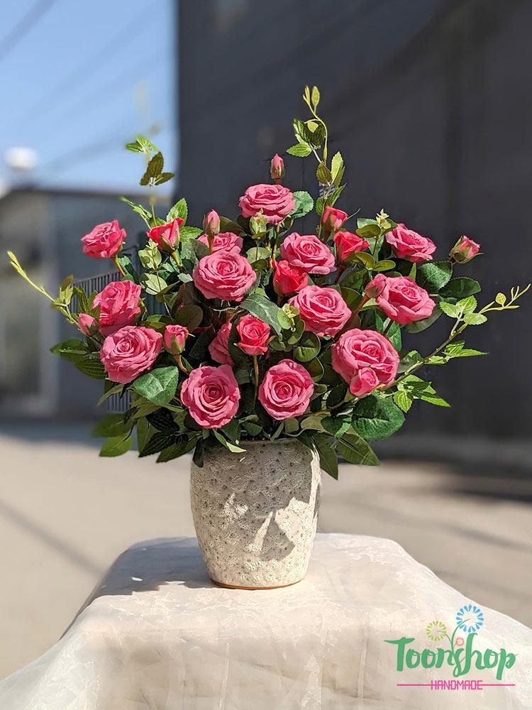 Bình hoa hồng màu hồng chất liệu hoa lụa