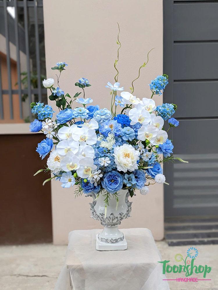 Bình hoa trang trí kệ phòng khách màu xanh 