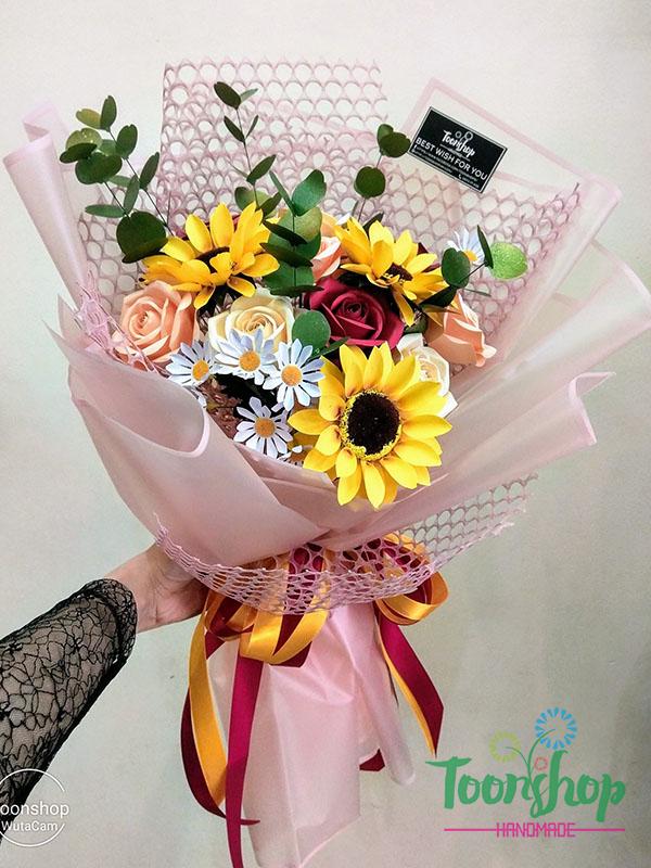 Bó hoa hồng kèm hướng dương giấy Nắng Ban Mai