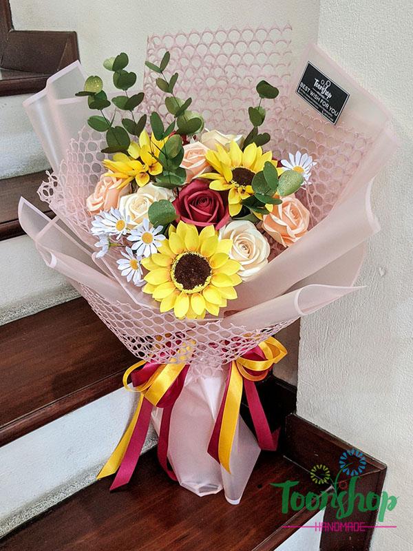 Bó hoa hồng kèm hướng dương giấy Nắng Ban Mai