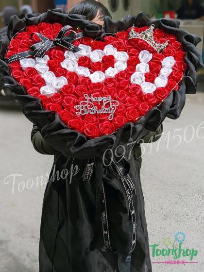 Bó hoa hồng sáp trái tim 120 bông màu đỏ voan đen