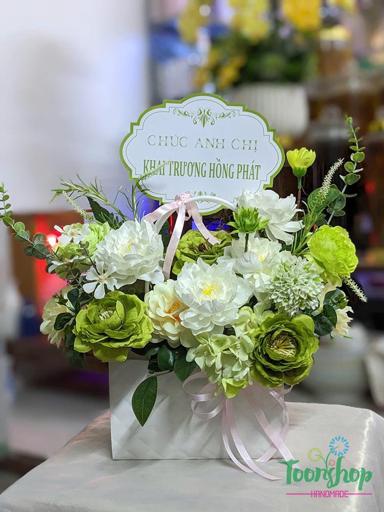 Lẵng hoa nhỏ để bàn màu xanh lá cây