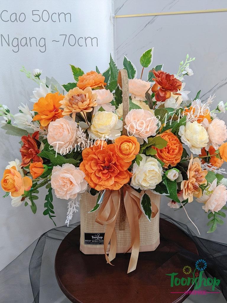 Giỏ hoa lụa vàng cam sang trọng