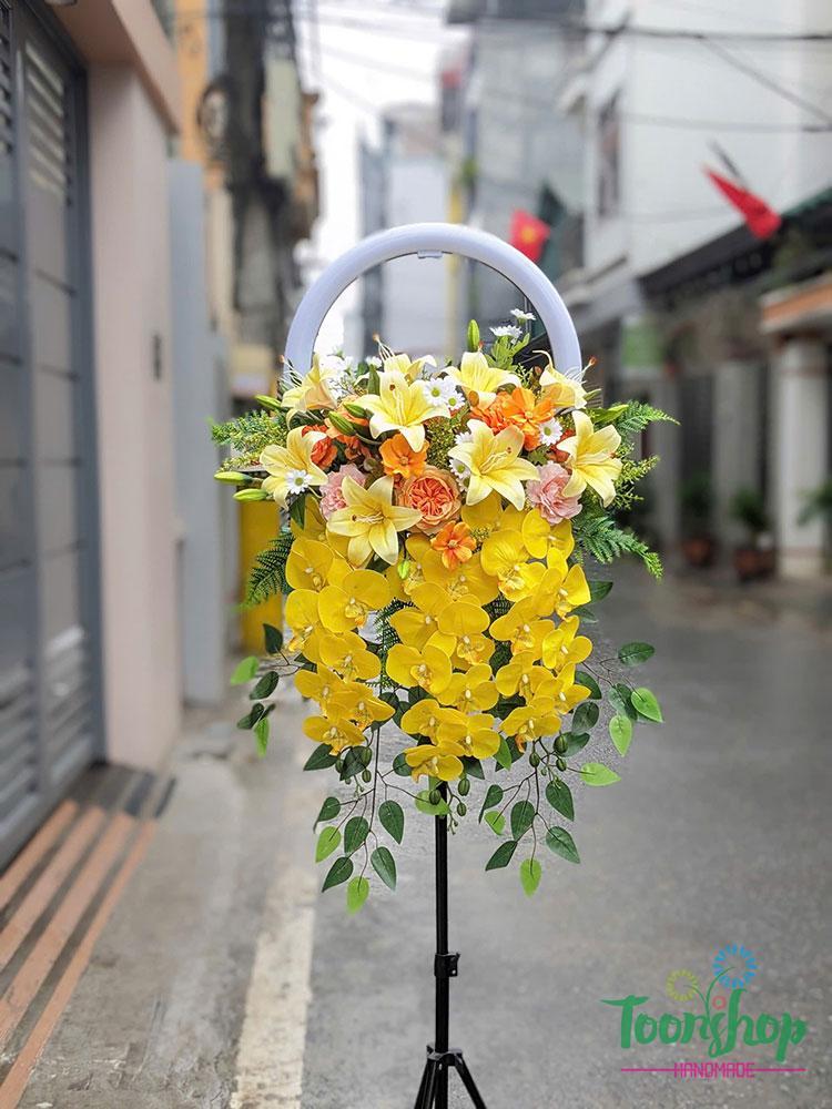 Hoa để bục phát biểu tone màu vàng