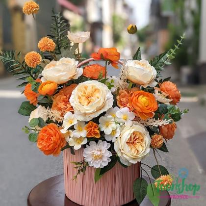 Lẵng hoa lụa màu cam sáng nhẹ nhàng
