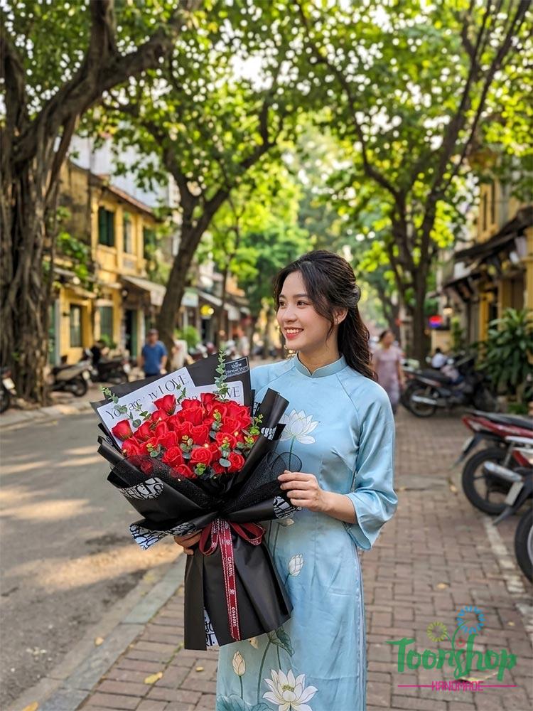 Bó hoa hồng sáp màu đỏ giấy gói đen phong cách hiện đại