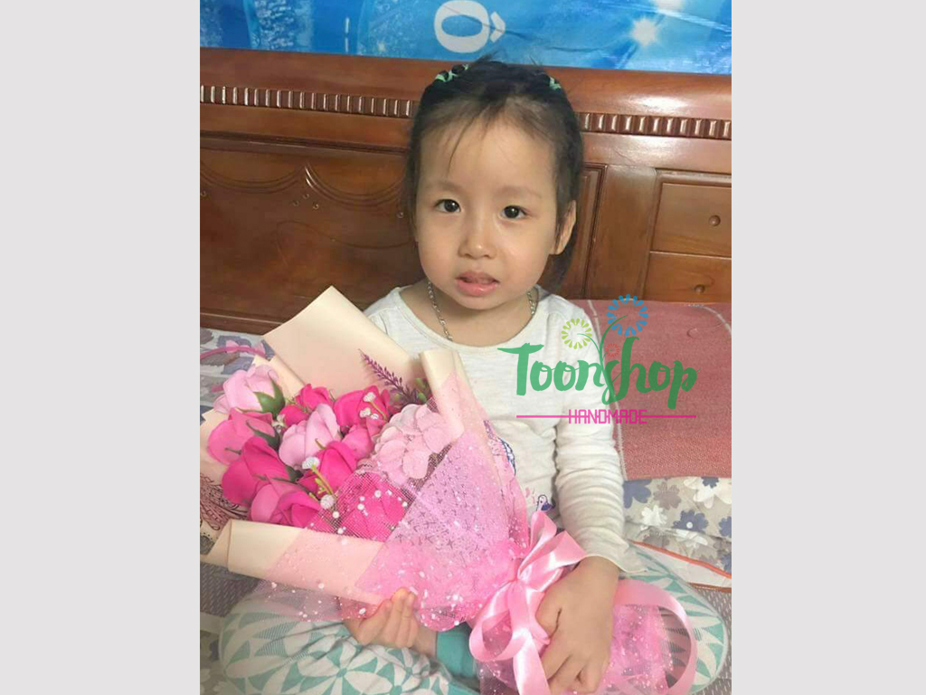 Khách hàng nhí mua hoa của ToonShop tặng cô giáo ngày 20.11 Khách hàng nhí mua hoa của ToonShop tặng cô giáo ngày 20.11
