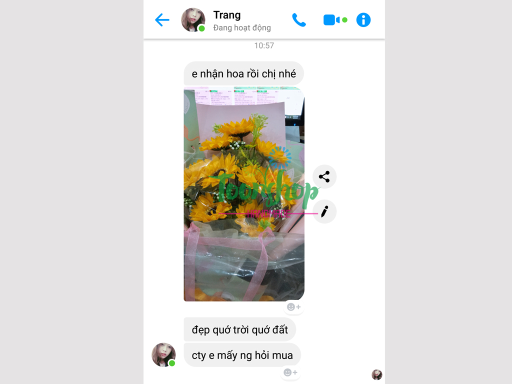 Khách teen khen hoa đẹp Khách teen khen hoa đẹp